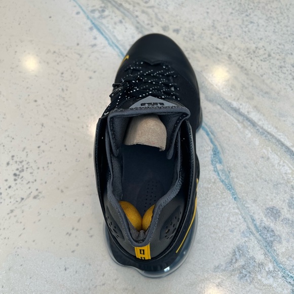 LEBRON XIX LOW Black/Universe Gold - Picture 6 of 8